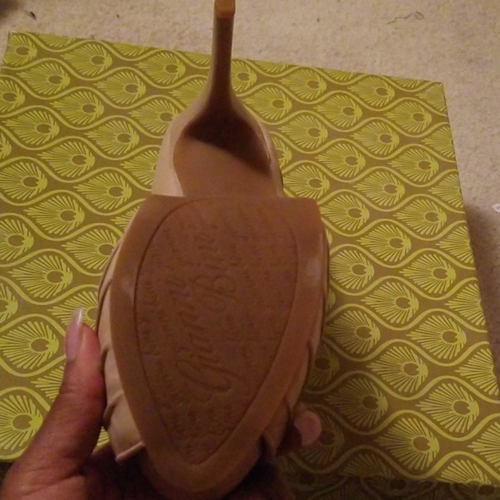 Heels - Picture 3 of 3